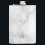 Petaca Monograma Personalizado Clásico<br><div class="desc">El diseño clásico cuenta con un monograma inicial personalizado de 3 letras en estilo de fuente serif clásico gris sobre fondo de mármol blanco. Perfecto como regalo de vacaciones, regalo del día del padre para papá y regalo para cualquier ocasión especial. Tenga en cuenta: los detalles de mármol son simulados...</div>