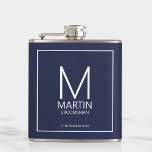 Petaca Monograma personalizado moderno y Groomsmen de nom<br><div class="desc">Añada un toque personal a su boda con un matraz de groomsmen personalizado. Este matraz presenta un monograma personalizado del groomsman y su nombre con el título y la fecha boda en blanco moderno sans serif estilo tipo de letra sobre fondo azul marino. También perfecto para el mejor hombre, padre...</div>
