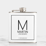 Petaca Monograma personalizado moderno y Groomsmen de nom<br><div class="desc">Añada un toque personal a su boda con un matraz de groomsmen personalizado. Este matraz presenta el monograma y nombre del groomsman personalizado con el título y la fecha boda en negro moderno sans serif estilo de letra sobre fondo blanco. También perfecto para el mejor hombre, padre de la novia...</div>