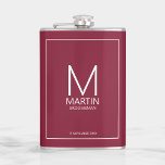 Petaca Monograma personalizado moderno y Groomsmen de nom<br><div class="desc">Añada un toque personal a su boda con un matraz de groomsmen personalizado. Este matraz presenta un monograma personalizado del groomsman y su nombre con el título y la fecha boda en blanco moderno sans serif estilo tipo de letra sobre fondo rojo burdeos. También perfecto para el mejor hombre, padre...</div>