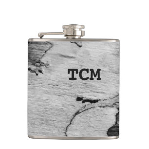 Petaca Monograma sobre madera en blanco y negro