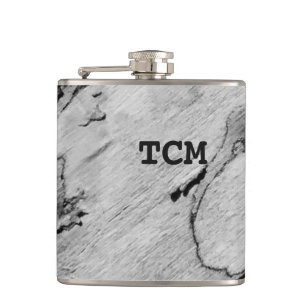 Petaca Monograma sobre madera en blanco y negro