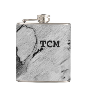 Petaca Monograma sobre madera en blanco y negro