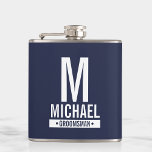 Petaca Monograma y máscara de nombre de Groomsman persona<br><div class="desc">Moderno Minimalista Personalizado Monograma y Regalos de nombres Este diseño presenta el monograma,  nombre y título del groomsman personalizado en negrita blanca moderna sans serif estilo tipo de letra sobre fondo azul marino. También perfecto para el mejor hombre y más.</div>