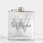 Petaca Monograma y nombre de Groomsmen con guión personal<br><div class="desc">Añada un toque personal a su boda con un matraz de groomsmen personalizado. Este matraz presenta el nombre personalizado del groomsman en estilo de letra de escritura gris clásico con detalles bodas en estilo de fuente serif gris clásico y monograma en estilo de fuente serif gris claro clásico como fondo,...</div>