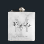 Petaca Monograma y nombre de la dama de honor personaliza<br><div class="desc">Los regalos personalizados de Bridesmaids presentan el nombre personalizado de la dama de honor en estilo de tipo de letra gris clásico y monograma en estilo de fuente serif gris claro clásico como fondo con título y fecha boda en estilo de tipo de letra serif gris clásico sobre fondo de...</div>