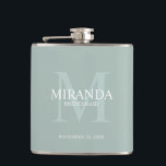 Petaca Monograma y nombre de la dama de honor personaliza<br><div class="desc">Añada un toque personal a su boda con el monograma y el regalo de nombre de la dama de honor. Este diseño presenta el nombre personalizado de la dama de honor con título y fecha boda en blanco y monograma en verde sabio como fondo, en estilo clásico serif, sobre fondo...</div>