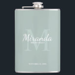 Petaca Monograma y nombre de la dama de honor personaliza<br><div class="desc">Los regalos personalizados de Bridesmaids presentan el nombre personalizado de la dama de honor en el estilo de tipo de letra blanco clásico y monograma en el estilo de tipo de letra sage green classic serif como fondo con título y fecha boda en el estilo de tipo de letra serif...</div>