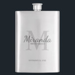 Petaca Monograma y nombre de la dama de honor personaliza<br><div class="desc">Los regalos personalizados de Bridesmaids presentan el nombre personalizado de la dama de honor en estilo de tipo de letra gris clásico y monograma en estilo de fuente serif gris claro clásico como fondo con título y fecha boda en estilo de tipo de letra serif gris clásico. También es perfecto...</div>
