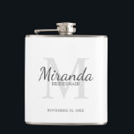 Petaca Monograma y nombre de la dama de honor personaliza<br><div class="desc">Los regalos personalizados de Bridesmaids presentan el nombre personalizado de la dama de honor en estilo de tipo de letra gris clásico y monograma en estilo de tipo de letra serif gris claro clásico como fondo con título y fecha boda en estilo de tipo de letra serif gris clásico sobre...</div>