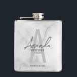 Petaca Monograma y nombre de la moderna dama de honor per<br><div class="desc">Modern Personalized Bridesmaid's Monogram and Name Gifts Este diseño presenta el nombre personalizado de la dama de honor con estilo de letra de escritura a mano gris y moderno y monograma con estilo de fuente sans serif gris claro y estilo de fuente serif como fondo, con detalles bodas en estilo...</div>