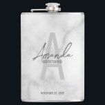 Petaca Monograma y nombre de la moderna dama de honor per<br><div class="desc">Modern Personalized Bridesmaid's Monogram and Name Gifts Este diseño presenta el nombre personalizado de la dama de honor con estilo de letra de escritura a mano gris y moderno y monograma con estilo de fuente sans serif gris claro y estilo de fuente serif como fondo, con detalles bodas en estilo...</div>