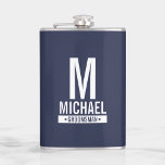 Petaca Monograma y nombre del Groomsman personalizado<br><div class="desc">Moderno Minimalista Personalizado Monograma y Regalos de nombres Este diseño presenta el monograma,  nombre y título del groomsman personalizado en negrita blanca moderna sans serif estilo tipo de letra sobre fondo azul marino. También perfecto para el mejor hombre y más.</div>