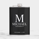 Petaca Monograma y nombre del Groomsman personalizado clá<br><div class="desc">Regalos clásicos personalizados de Groomsman con monograma personalizado,  nombre y título de groomsman en blanco clásico estilo de letra serif sobre fondo negro. También perfecto para el mejor hombre,  padre de la novia y más.</div>