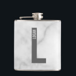 Petaca Monograma y nombre negrita personalizado moderno<br><div class="desc">Diseño de Monograma Moderno con letra monográfica personalizada "L" y nombre en negrita moderna sans serif estilo tipo de letra. Perfecto regalo para él, regalo del día del padre, regalo para el novio y más. Los detalles de mármol se simulan en las obras de arte. Este producto no será fabricado...</div>