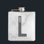 Petaca Monograma y nombre negrita personalizado moderno<br><div class="desc">Diseño de Monograma Moderno con letra monográfica personalizada "L" y nombre en negrita moderna sans serif estilo tipo de letra. Perfecto regalo para él, regalo del día del padre, regalo para el novio y más. Los detalles de mármol se simulan en las obras de arte. Este producto no será fabricado...</div>