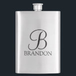 Petaca Monograma y nombre personalizados en letra script<br><div class="desc">Regalo de monograma y nombre personalizados con monograma personalizado en estilo de letra script clásico negro y nombre en estilo de letra serif clásico negro sobre fondo blanco. Perfecto como regalo de vacaciones, regalo del día del padre, favores de reunión familiar, regalo de agradecimiento para los padrinos y regalo para...</div>