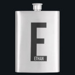 Petaca Monograma y nombre personalizados en negrita moder<br><div class="desc">Diseño de monograma moderno con letra de monograma personalizada "E" y nombre en estilo de fuente sans serif negrita moderno.

Regalo perfecto para él,  regalo del día del padre,  regalo para los padrinos y más.</div>