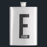Petaca Monograma y nombre personalizados en negrita moder<br><div class="desc">Diseño de monograma moderno con letra de monograma personalizada "E" y nombre en estilo de fuente sans serif negrita moderno.

Regalo perfecto para él,  regalo del día del padre,  regalo para los padrinos y más.</div>