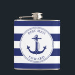 Petaca Nautical Anchor Naval Banda Azul Mejor Hombre<br><div class="desc">Trata a tu mejor hombre a este matraz de temática náutica. Este diseño presenta un detallado ancla azul marino con una cuerda acentuada por las palabras "Mejor Hombre" junto con su nombre en tipografía curvada que puede ser personalizado. El fondo son rayas azul marino y blancas. Un gran regalo para...</div>