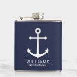 Petaca Nautical Navy Blue Anchor Personalizado Groomsmen<br><div class="desc">Moderno matraz de Groomsmen personalizado de la Marina Náutica Minimalista con ancla blanca y nombre personalizado del groomman con título en sans modernos blancos serif estilo de letra sobre fondo azul marino. También perfecto para el mejor hombre,  padre de la novia y más.</div>