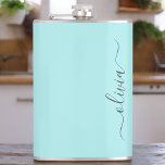 Petaca Nombre de monograma femenino de escritura moderna<br><div class="desc">Nombre y monograma inicial de la cantimplora de fiesta en azul aguamarina. Este es el regalo perfecto para cumpleaños dulces 16,  boda,  ducha de novia,  aniversario,  ducha de bebé o fiesta de despedida de soltera para alguien que ama el glamour de lujo y los estilos chic.</div>