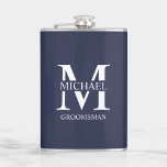 Petaca Nombre del Groomsman personalizado clásico<br><div class="desc">Regalos clásicos personalizados de Groomsman con un monograma y un nombre personalizados del groomsman,  con el título en blanco clásico estilo de letra serif sobre fondo azul marino. También perfecto para el Mejor Hombre,  Padre de la Novia y más.</div>