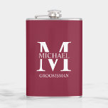 Petaca Nombre del Groomsman personalizado clásico<br><div class="desc">Regalos clásicos personalizados Groomsman con un monograma y un nombre personalizados del groomsman,  con el título en blanco clásico estilo de letra serif sobre fondo rojo burdeos. También perfecto para el Mejor Hombre,  Padre de la Novia y más.</div>
