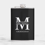 Petaca Nombre del Groomsman personalizado clásico<br><div class="desc">Regalos clásicos personalizados de Groomsman con un monograma y un nombre personalizados del groomsman,  con el título en blanco clásico estilo de letra serif sobre fondo negro. También perfecto para el Mejor Hombre,  Padre de la Novia y más.</div>