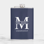 Petaca Nombre del Groomsman personalizado clásico<br><div class="desc">Regalos clásicos personalizados de Groomsman con un monograma y un nombre personalizados del groomsman,  con el título en blanco clásico estilo de letra serif sobre fondo azul marino. También perfecto para el Mejor Hombre,  Padre de la Novia y más.</div>