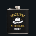 Petaca Nombre personalizado de Groomsmen, Gorra de Cowboy<br><div class="desc">Regalos personalizados para padrinos con temática de vaquero occidental. Decorada con gorra de vaquero con letra occidental vintage. El texto y el color son editables utilizando la herramienta de diseño para que se ajuste a su ocasión. Obtén este regalo de personalizar para boda, despedida de soltero, fiesta de compromiso o...</div>