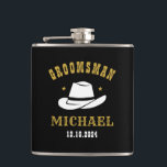 Petaca Nombre personalizado de Groomsmen, Gorra de Cowboy<br><div class="desc">Regalos personalizados para padrinos con temática de vaquero occidental. Decorada con gorra de vaquero con letra occidental vintage. El texto y el color son editables utilizando la herramienta de diseño para que se ajuste a su ocasión. Obtén este regalo de personalizar para boda, despedida de soltero, fiesta de compromiso o...</div>