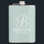 Petaca Nombre y monograma de la dama de honor personaliza<br><div class="desc">Elegante regalo de dama de honor personalizado con un monograma personalizado en blanco elegante estilo tipo de letra con el nombre de la dama de honor y el título en estilo clásico de letra serif en color verde sabio. También perfecto para la criada de honor, madre de la novia y...</div>