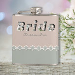 Petaca Novia blanca retro azul trenzada en 3D<br><div class="desc">Matraz de Novia Blanca Verde Retro Adorable En 3D. Presentamos nuestro Retro Nodal especial diseñado para usted. Decorado con adorables toques, flores retro verdes y blancas. Su diseño atemporal combina estilos clásicos y de moda, reflejando su gusto único. Este matraz lo convierte en un conservador perfecto para su boda. ¿Y...</div>