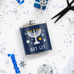 Petaca Obtener luz | Divertido Hanukkah<br><div class="desc">Si la menorah no es la única cosa que se está encendiendo este año,  regale este gracioso matraz de Hanukkah a cualquiera que tiende a dejarse llevar por esas ocho locas noches. El diseño cuenta con un ilustracion menorah iluminado y rodeado de estrellas,  con "prender" bajo letras blancas.</div>