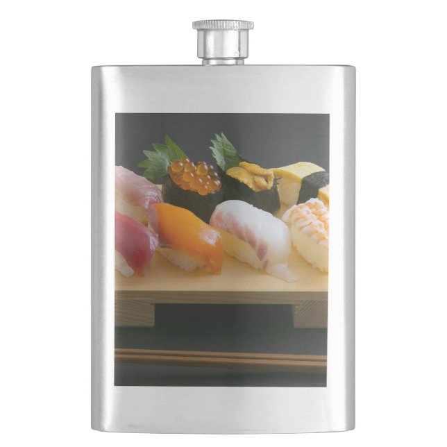 Petaca Omakase Spirit – Classic Sushi Board Flask (Anverso)