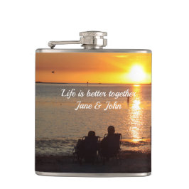 Petaca Pareja Sentada En La Playa En La Cama De Bebidas D