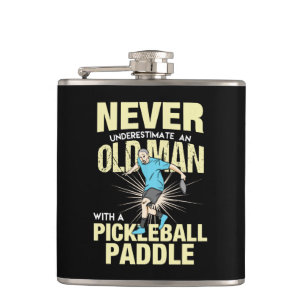 Petaca Pickleball - Anciano con una paleta de pickleball