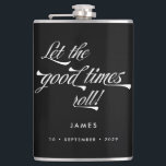 Petaca Que los buenos tiempos hagan caer a los vintage re<br><div class="desc">Este matraz personalizado es un elegante regalo de los padrinos. Funky fuente inspirada en retro para "Let the Good Times Roll" en blanco sobre fondo negro y tu nombre y fecha de elección! ¿Desea más elementos bodas en este estilo? ¡Mira toda la colección o envíame un mensaje!</div>