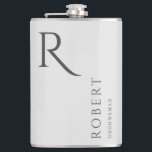 Petaca Regalo de Groomsmen de monograma masculino gris cl<br><div class="desc">Este sencillo matraz de personalizado para los padrinos presenta el nombre,  el monograma y la fecha de boda del hombre o padrino personalizado. Puede cambiar fácilmente los colores de fondo y fuentes para que coincidan con el evento si lo desea.</div>