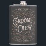 Petaca Regalo de Groomsmen personalizado<br><div class="desc">Este matraz personalizado es el regalo perfecto para los padrinos. El diseño vintage está inspirado en las antiguas etiquetas con botellas de whisky. Personalizar con el nombre y rol (novio,  hombre de primera,  novio) de cada miembro de la fiesta nupcial.</div>