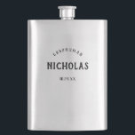 Petaca Regalo personalizado el | masculino del padrino de<br><div class="desc">¡Este elegante,  frasco del aspecto clásico hace el regalo perfecto del padrino de boda para su boda! Su nombre aparece en el negro,  texto del estilo del vintage,  junto con su título para el boda así como la fecha,  porque un recuerdo que él amará.</div>