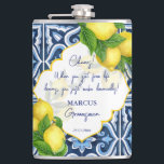 Petaca Regalos de Groomsmen favorecen los azulejos azules<br><div class="desc">Regalos Groomsmen Baldosas azules y limón Amalfi Positano fiesta de novias al estilo mediterráneo favorece el nombre personalizado del matraz personalizado,  borde tallado al estilo marroquí. Haga un encantador obsequio para sus huéspedes especiales.</div>