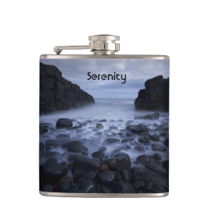 Petaca Rocas y guijarros a lo largo de la costa oceánica