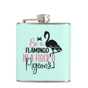 Petaca Ser un flamenco en una bandada de palomas