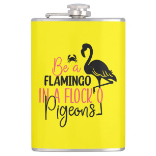 Petaca Ser un flamenco en una bandada de palomas
