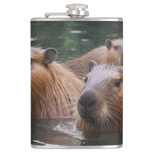 Petaca "Serenidad fluvial: Capybaras nadando en el caudal
