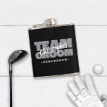 Petaca Team Groom Groomsman Boda Nombre Fiesta Gris negro<br><div class="desc">El diseño del matraz de personalizado para su soltera presenta "TEAM GROOM" en negrita de color gris claro. El nombre de los personalizares groomsmen en un guión blanco crujiente sobre un fondo negro masculino. A continuación se muestra el título o el texto del personalizado. Todos los colores de este diseño...</div>