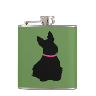 Petaca Terrier escocés negro sentado collar rosa
