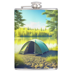 Petaca Tienda de campaña en un hermoso bosque a orillas d